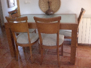 Mesa de comedor extensible con 6 sillas.